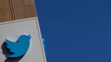 ألمانيا تدرس ما إذا كانت ستبقى على "تويتر" بعد استحواذ "ماسك"