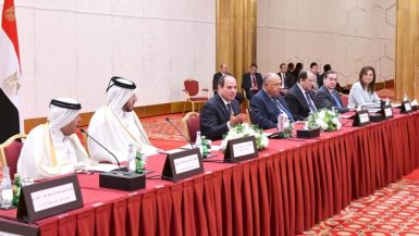 السيسي يؤكد حرص مصر على تطوير التعاون الاقتصادي مع مجتمع الأعمال والشركات القطرية